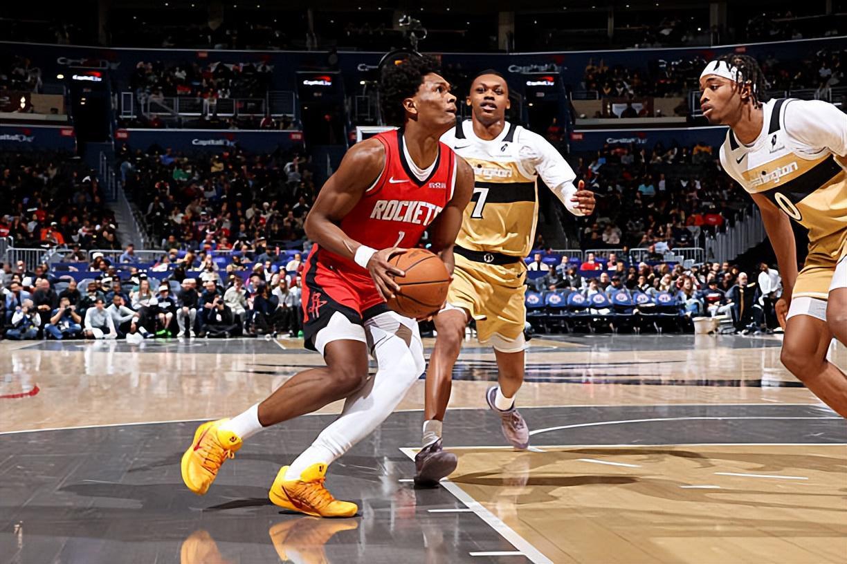 明明其他能力都非常出色，但火箭却非要让他担任控卫的角色？